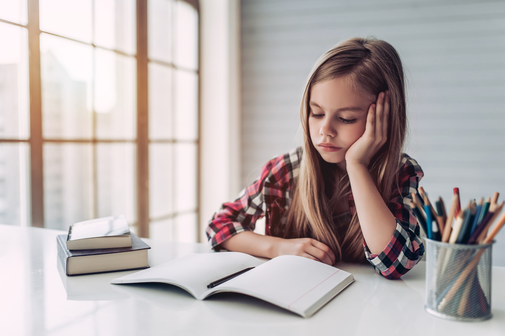 کاهش تمرکز و توجه در هنگام درس خواندن از علائم اصلی بی انگیزگی در دانش آموزان است.