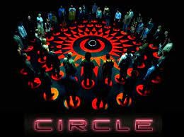 circle، فیلمی که در آن بسیار از نظریه اسناد مشاهده می کنید. برای مطالعه تحلیل روانشناختی این فیلم، اینجا را مطالعه کنید.