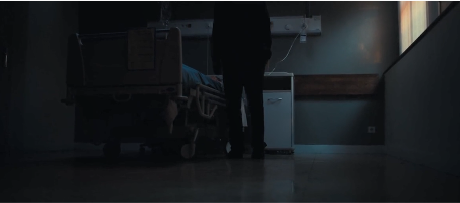 اولین صحنه نقد فیلم بیمار سرگردان (The lost patient)، تصویر شبی است که مردی ناشناس، از خانه خارج می شود.