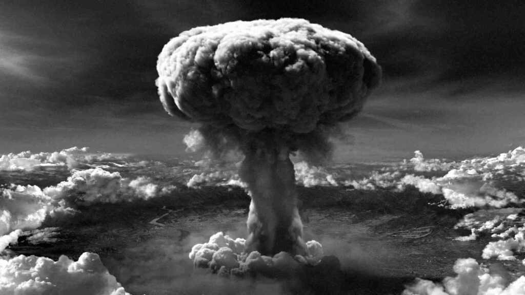 بمب اتم، مخرب ترین سلاح حال حاضر که ساخته دست بشر است و در بخش تخریب و زیربنای روانی انسان در  بررسی بازی bloodborne به آن اشاره کردیم.